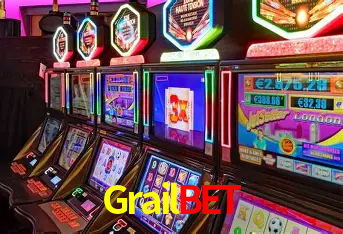 Una escena digital vívida inspirada en casino con Grailbet mostrado prominentemente, luces brillantes, fichas, cartas y acentos dorados.